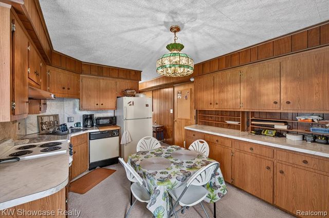 923 Sarena Avenue, Waterford, MI 48327