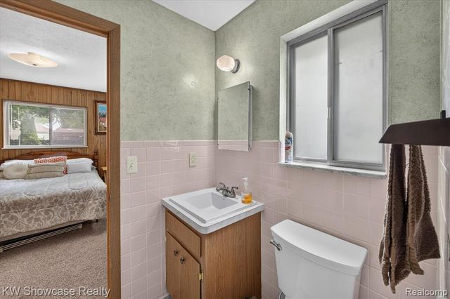 923 Sarena Avenue, Waterford, MI 48327