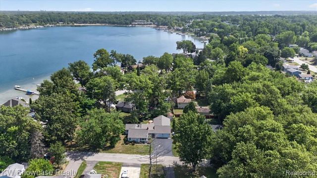 923 Sarena Avenue, Waterford, MI 48327