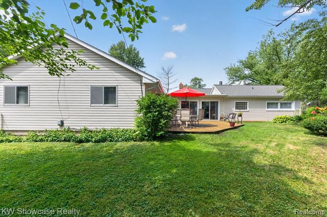 923 Sarena Avenue, Waterford, MI 48327