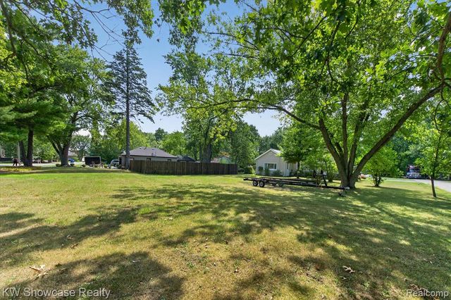 923 Sarena Avenue, Waterford, MI 48327