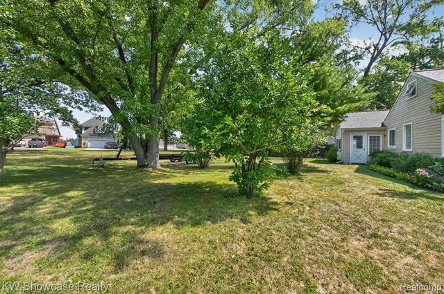 923 Sarena Avenue, Waterford, MI 48327