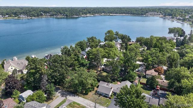 923 Sarena Avenue, Waterford, MI 48327
