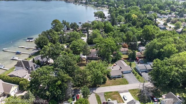 923 Sarena Avenue, Waterford, MI 48327