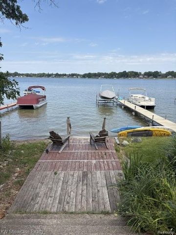 923 Sarena Avenue, Waterford, MI 48327