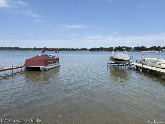 923 Sarena Avenue, Waterford, MI 48327