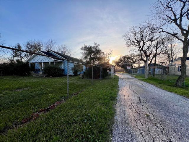 5619 Barkaloo Road, Baytown, TX 77521