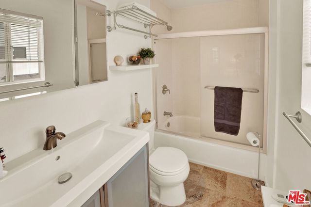 2714 Auburn Street 6, Los Angeles, CA 90039