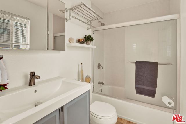 2714 Auburn Street 6, Los Angeles, CA 90039