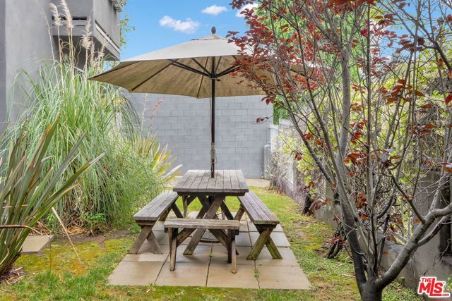 2714 Auburn Street 6, Los Angeles, CA 90039