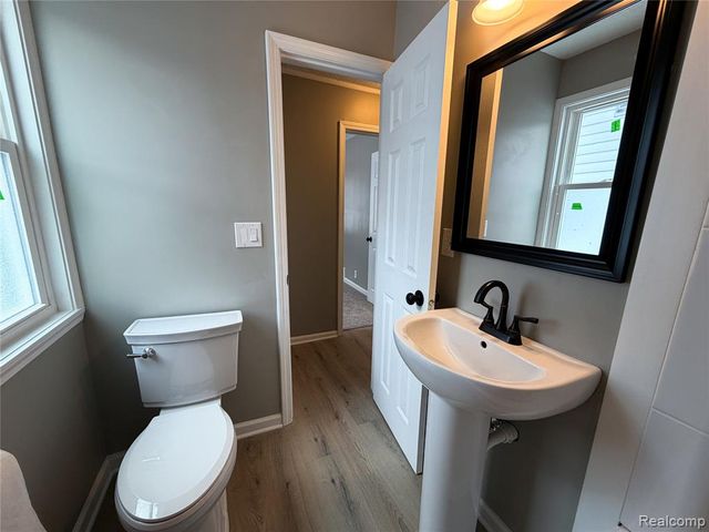 411 W Bernhard Avenue, Hazel Park, MI 48030