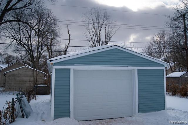 411 W Bernhard Avenue, Hazel Park, MI 48030