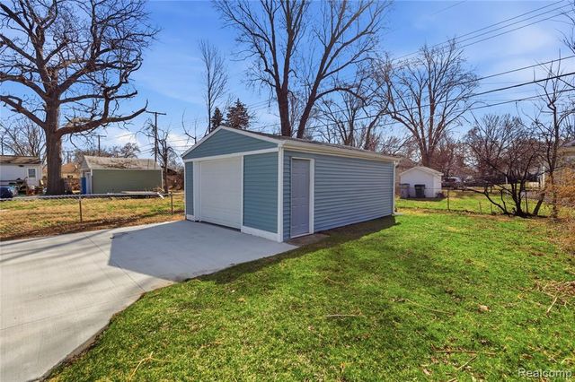 411 W Bernhard Avenue, Hazel Park, MI 48030