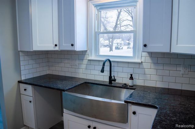 411 W Bernhard Avenue, Hazel Park, MI 48030