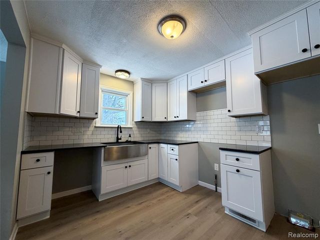 411 W Bernhard Avenue, Hazel Park, MI 48030