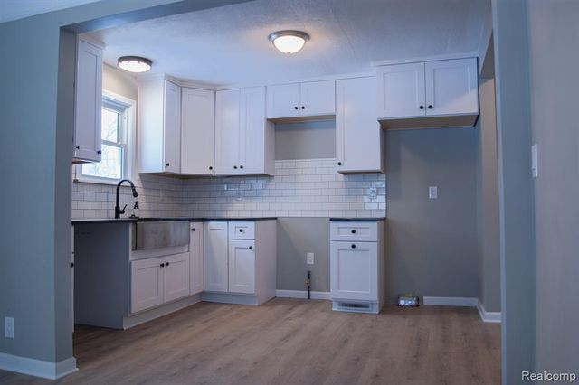 411 W Bernhard Avenue, Hazel Park, MI 48030