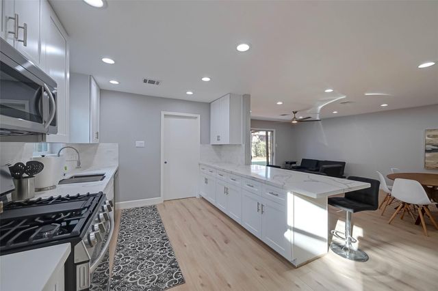 5522 Caversham Drive, Houston, TX 77096