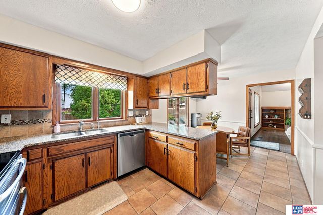 6408 Tanglewood, Lincoln, NE 68516