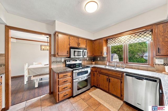 6408 Tanglewood, Lincoln, NE 68516