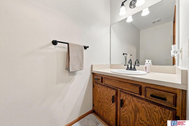 6408 Tanglewood, Lincoln, NE 68516