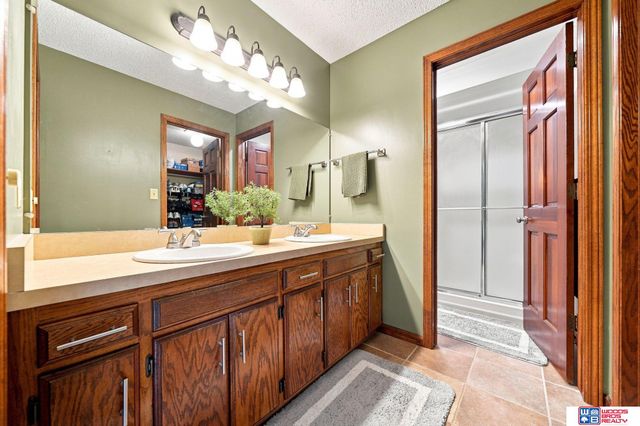 6408 Tanglewood, Lincoln, NE 68516