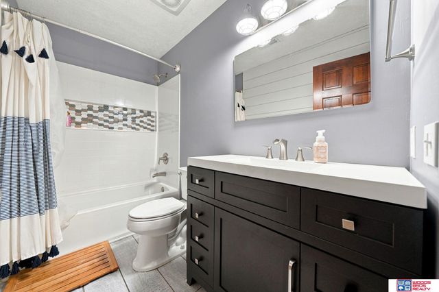 6408 Tanglewood, Lincoln, NE 68516