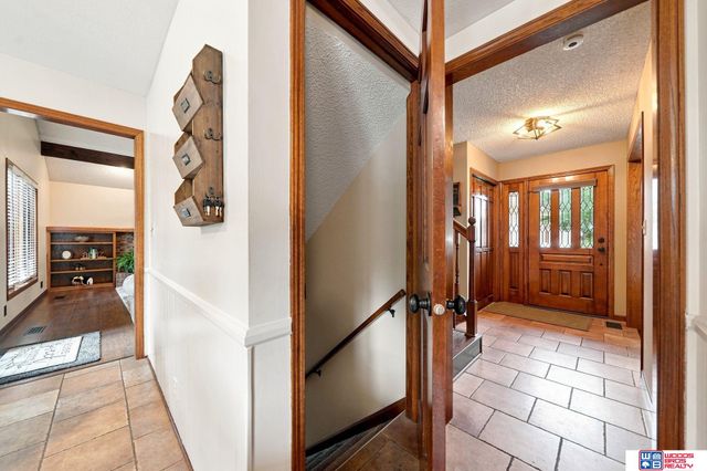 6408 Tanglewood, Lincoln, NE 68516