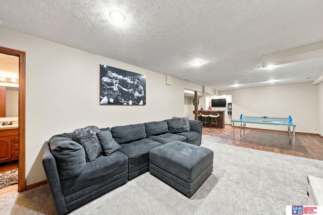 6408 Tanglewood, Lincoln, NE 68516