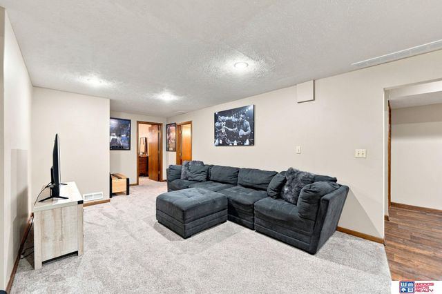 6408 Tanglewood, Lincoln, NE 68516