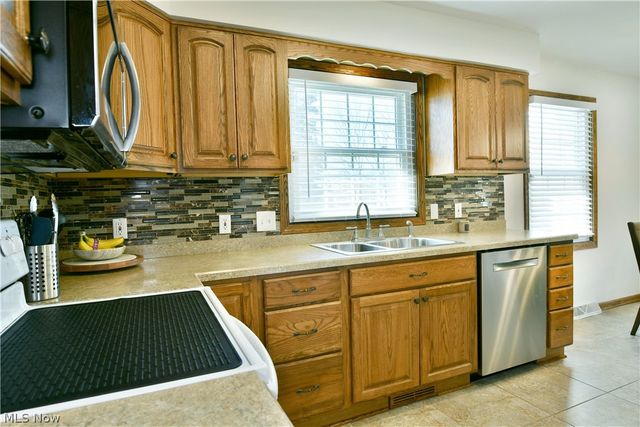 8536 Four Seasons Trail, Youngstown, OH 44514