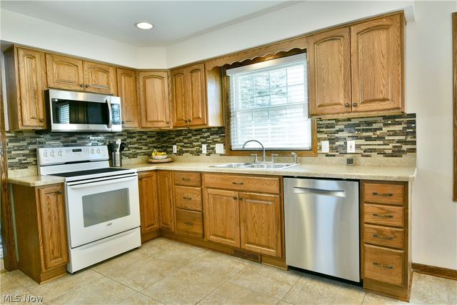 8536 Four Seasons Trail, Youngstown, OH 44514