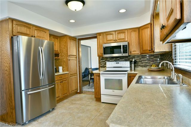 8536 Four Seasons Trail, Youngstown, OH 44514