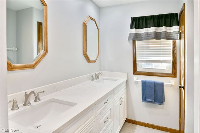 8536 Four Seasons Trail, Youngstown, OH 44514