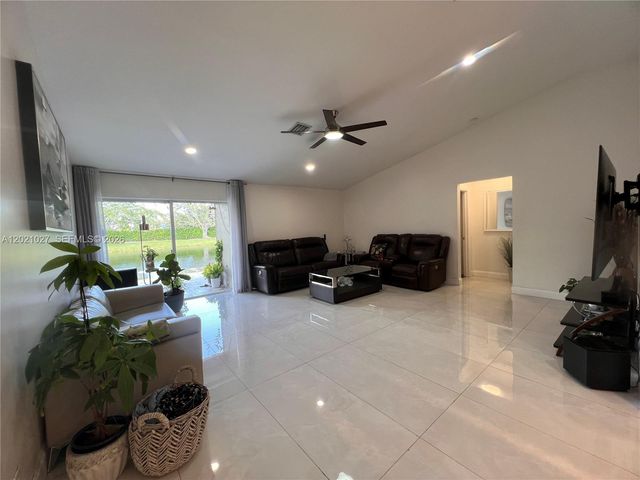 1590 Orion Ln, Weston, FL 33327