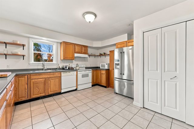 39 Stumpfield Road, East Kingston, NH 03827