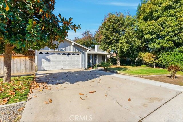 1927 S Chinowth Street, Visalia, CA 93277