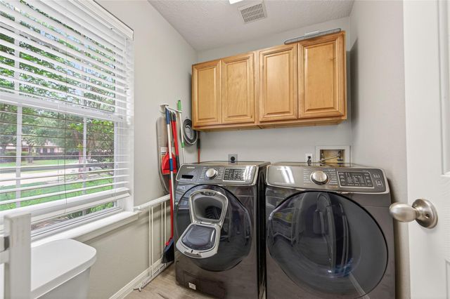 155 E Concord Valley Circle, The Woodlands, TX 77382