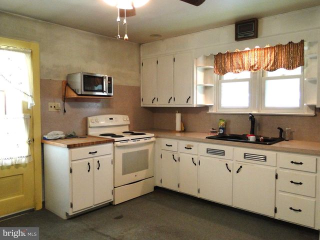338 E BROAD ST, Trumbauersville, PA 18970