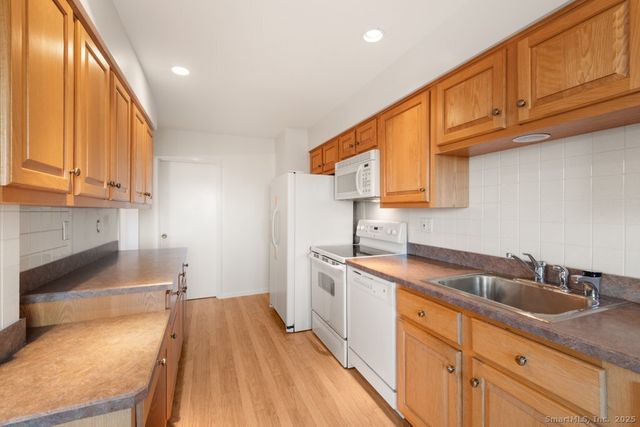 3200 Park Avenue 11E2, Bridgeport, CT 06604