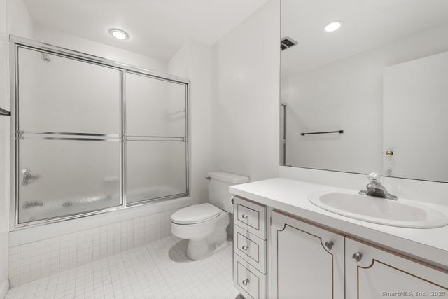 3200 Park Avenue 11E2, Bridgeport, CT 06604