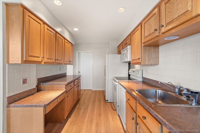 3200 Park Avenue 11E2, Bridgeport, CT 06604