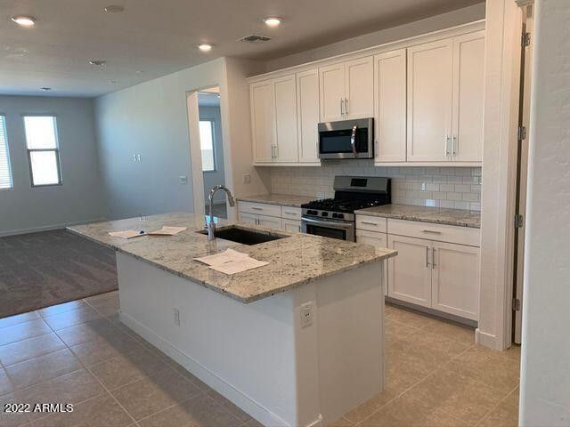 9752 E Red Giant Drive, Mesa, AZ 85212