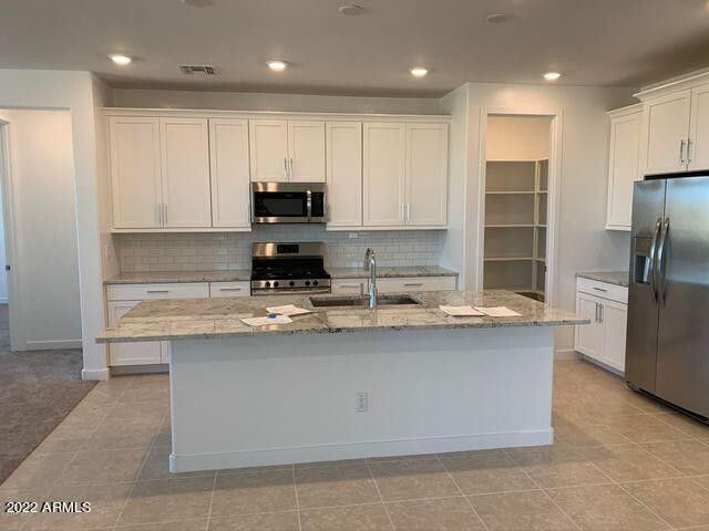 9752 E Red Giant Drive, Mesa, AZ 85212