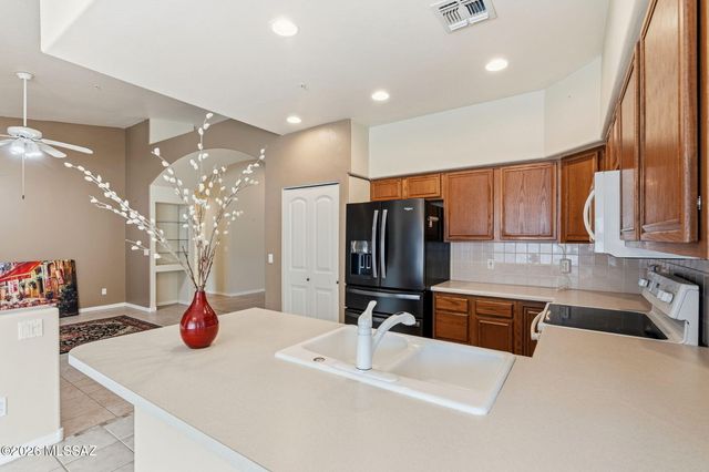 1892 E Canyon Wren Way, Green Valley, AZ 85614