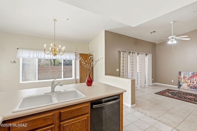 1892 E Canyon Wren Way, Green Valley, AZ 85614