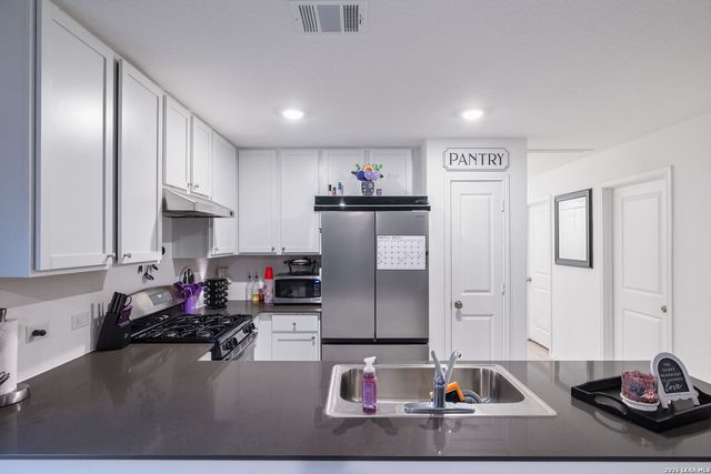 12912 HANCOCK POOL, St Hedwig, TX 78152