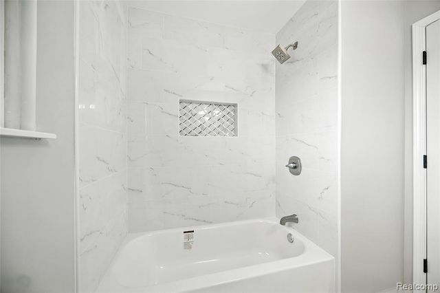 1418 W 13 Mile Road, Royal Oak, MI 48073