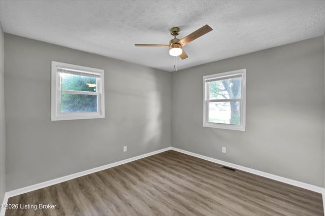 213 Pebblebrook Dr, Shepherdsville, KY 40165