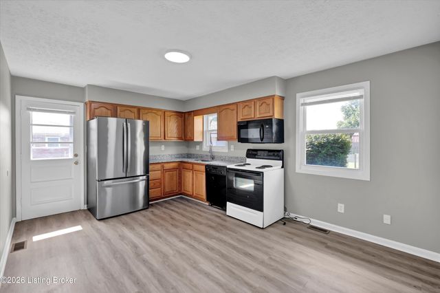 213 Pebblebrook Dr, Shepherdsville, KY 40165