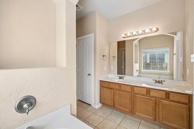 4712 Kestrel Street, Grand Prairie, TX 75052